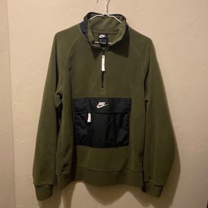 Nike Pullover w Front Patch